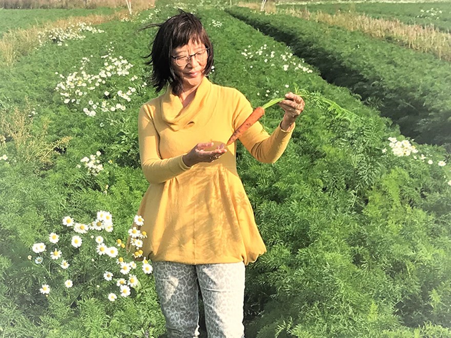 Tongyun Shen håller morot står i fält.