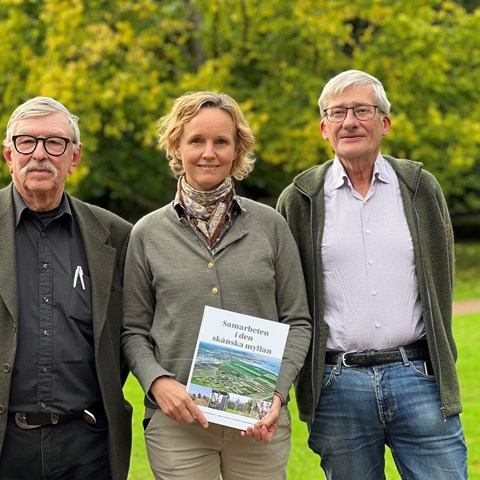 Roland von Bothner, Lisa Germundsson Blix och Anders Nilsson visar upp boken Samarbeten i den skånska myllan som de skrivit