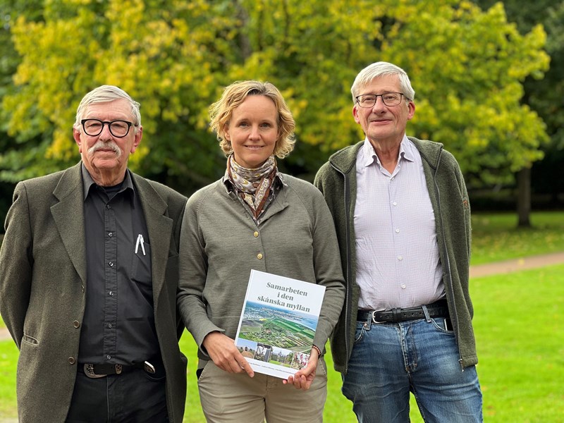Roland von Bothner, Lisa Germundsson Blix och Anders Nilsson visar upp boken Samarbeten i den skånska myllan som de skrivit