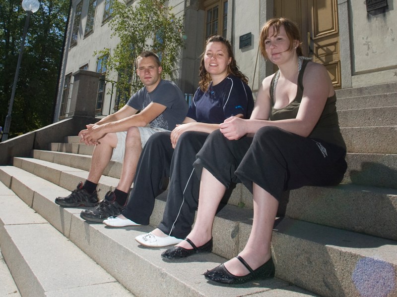 Studenter som sitter utomhus på en trappa, foto.