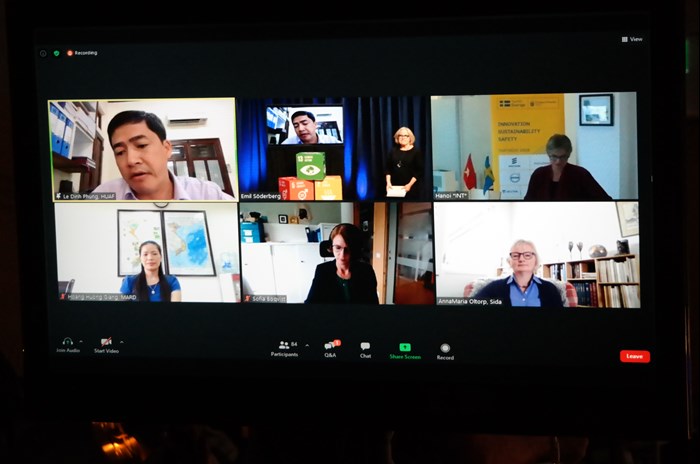 Men and women on a TV-screen