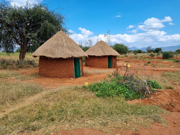 Två traditionella hus i Chepareria, Kenya.