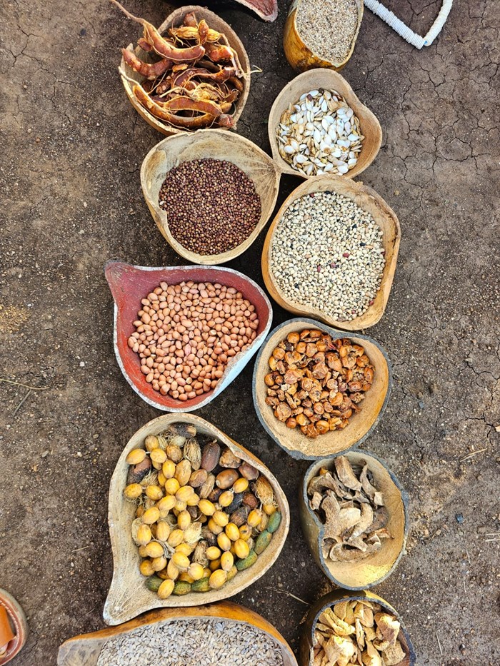 Edible products in bowls of calebasse