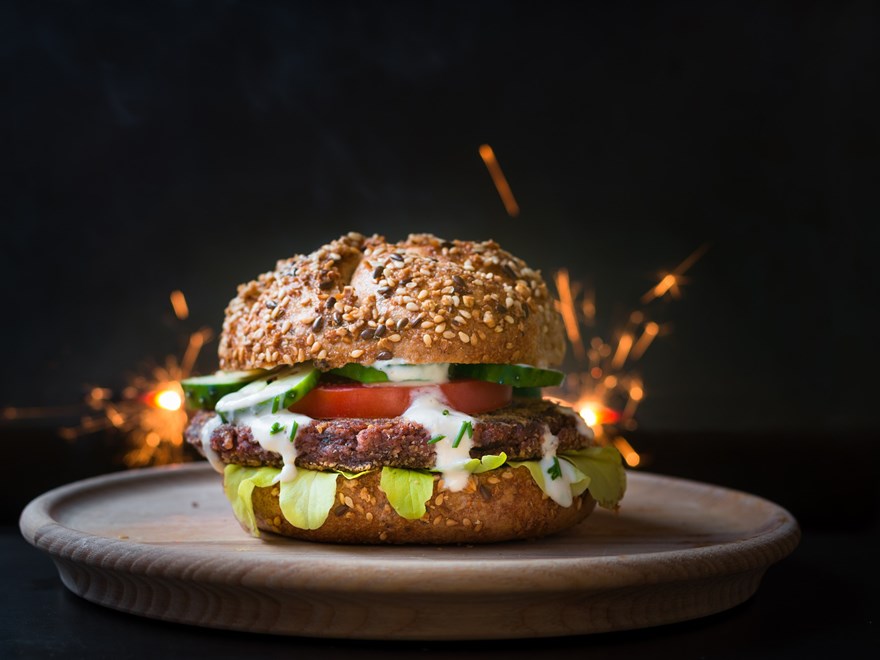 Vegetarisk hamburgare på en grå tallrik