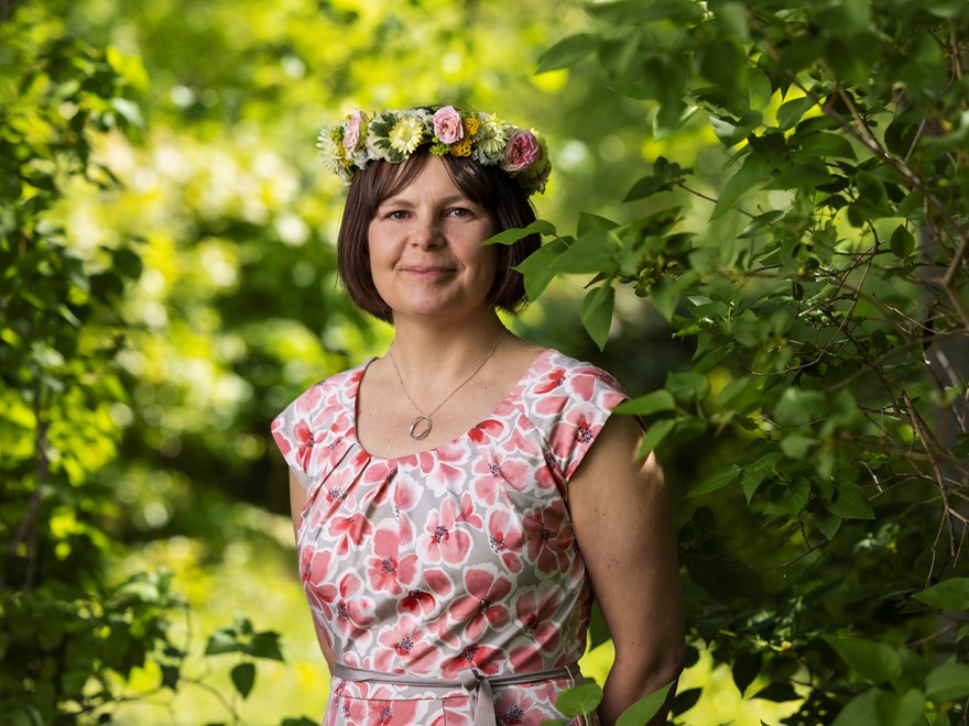 Kvinna i natur med blomsterkrans på huvudet