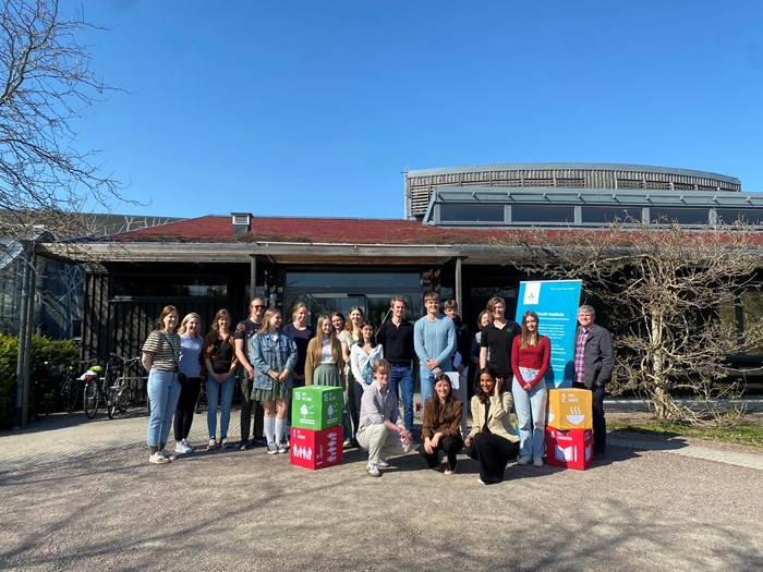 Group picture with SDG cubes in front of building