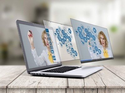 laptop på träbord