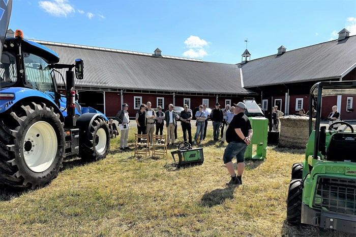En traktor som drivs med biogas visas för publik.