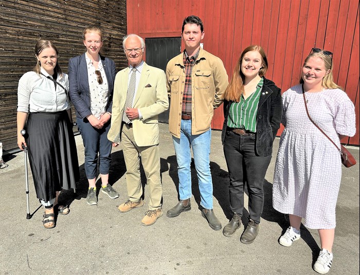 Studenter från SLU flankerar Konungen.