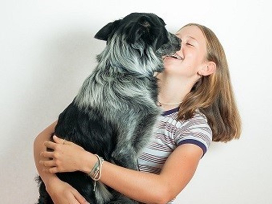 Flicka och hund