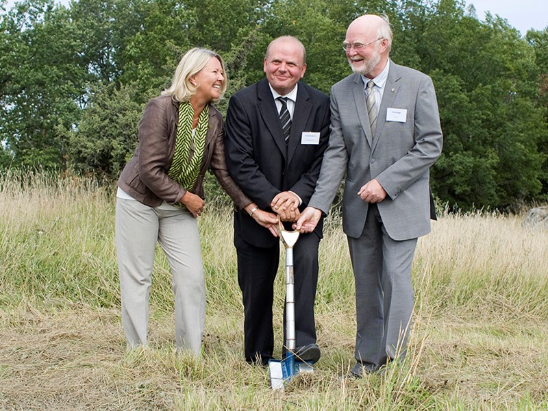 The first sod of soil is turned at the Swedish Livestock research center, SLU in 2009. photo