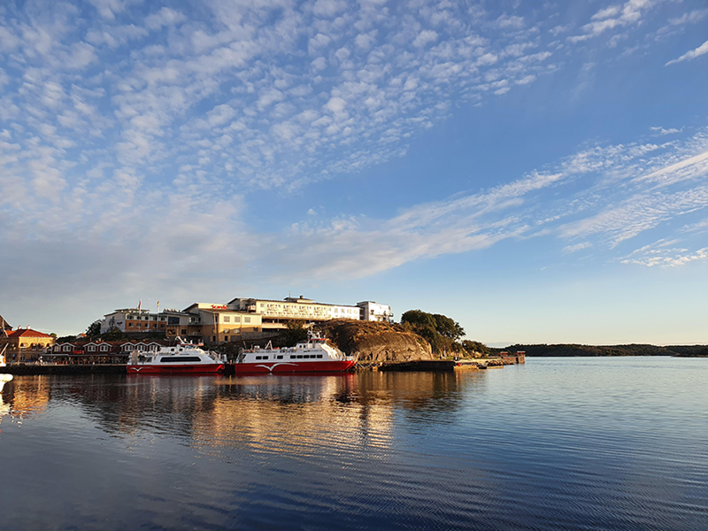Vy över Strömstad och havet. Foto.