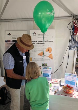 Researchers meet the public in one of SLU's tents in connection with the food event Matologi in Stockholm. Photo.