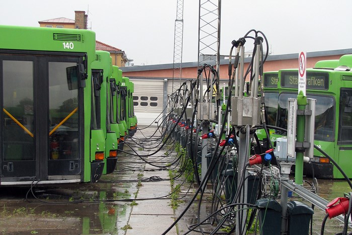 Green buses tank electricity, photo.
