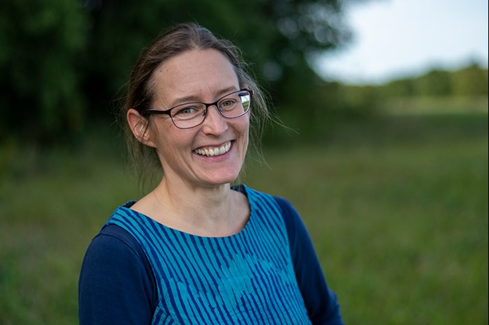 En leende kvinna utomhus. Foto.