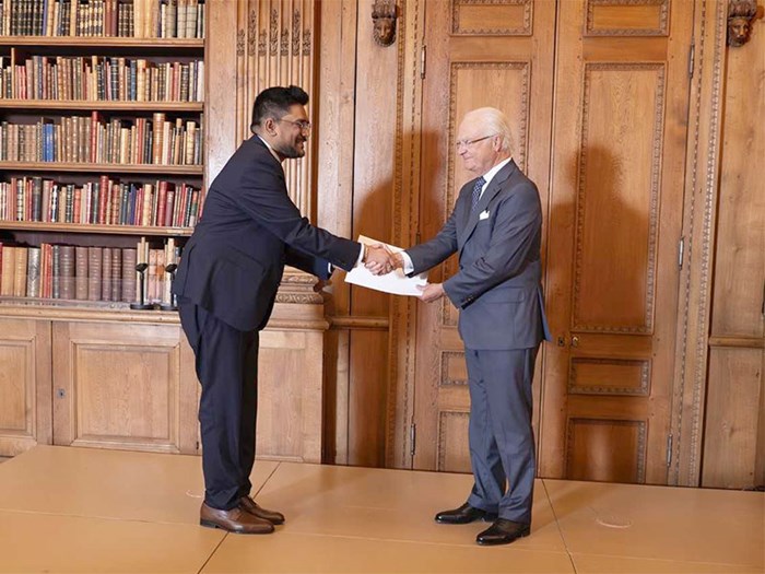 Two men shaking hands. Photo.