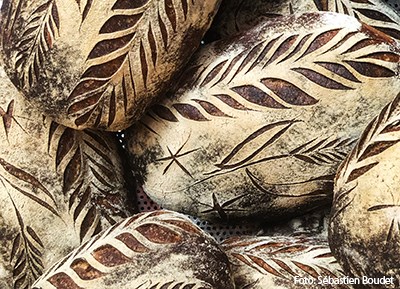 Round breads with cut patterns. Photo. 