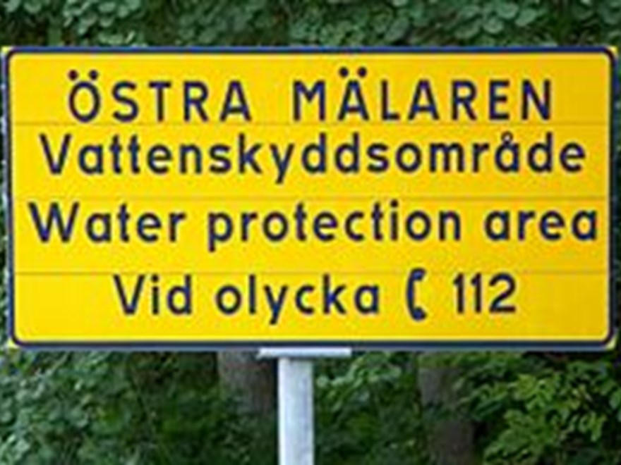 Skylt med texten "Östra Mälaren vattenskyddsområde", foto.