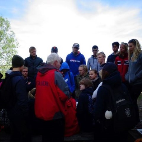 Gymnasieklass ute med naturum Tåkern, maj 2016.