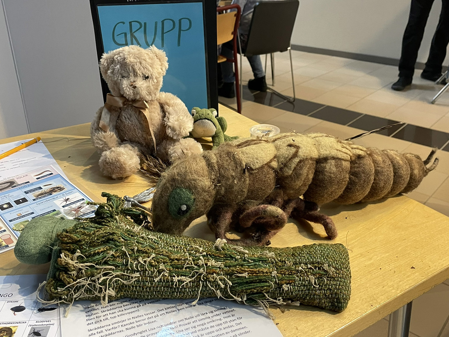 Tre gosedjur med vattentema ligger på ett bord