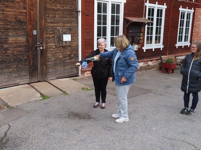 På en av guidepresentationerna visas priciperna för en vattenturbin.