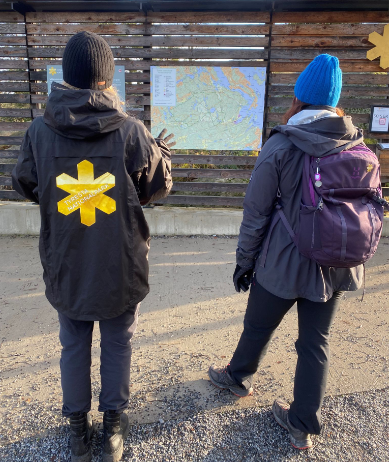 Två personer vid entré för Tyresta nationalpark