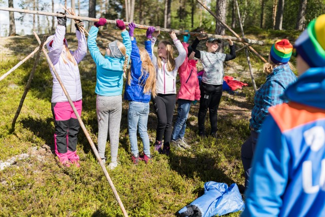 Barn lär sig bygga vindskydd i Vallentuna_Friluftsfrämjandet.jpg