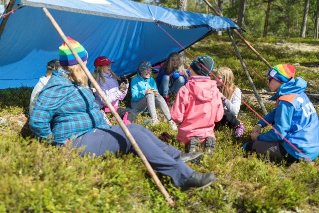 Barn under vindskydd i Vallentuna_Friluftsfrämjandet.jpg