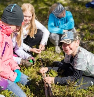 Barn utomhus i Vallentuna.