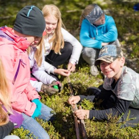 Barn utomhus i Vallentuna.