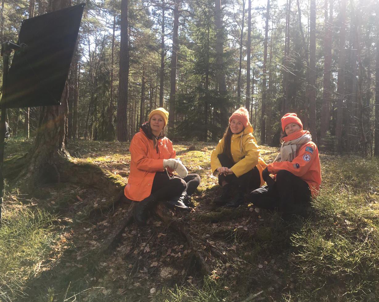 Clara, Josefin och Camilla från Arkeolog8 ute i  naturen.