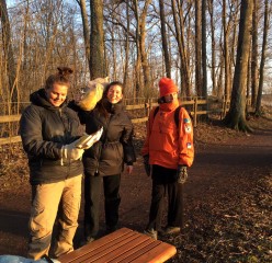 Clara, Josefin och Camilla från Arkeolog8 ute i  naturen.