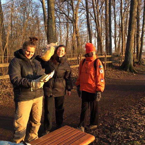 Clara, Josefin och Camilla från Arkeolog8 ute i  naturen.