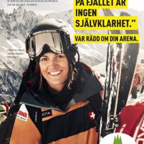 Människa med slalomskidor och skidkläder. Text om Håll Sverige rent. Foto med text över.