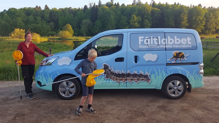 En vuxen och ett barn med varsin håv. Foto.