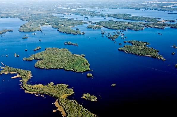 Landskap: sjö med skogsbeklädda öar och halvöar. Foto.