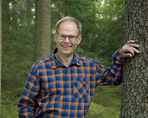 Leif Öster tar emot många besökare i sin skog i södra Dalarna. 