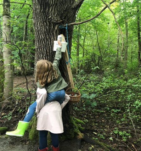 Två barn vid ett träd. Foto.