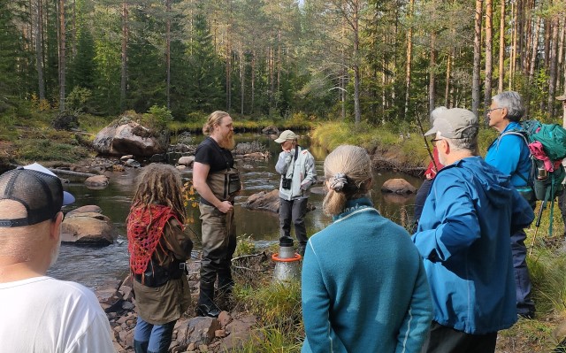Helena Backius guidar om flodpärlmusslor tillsammans med personal från Länsstyrelsen i Örebro län
