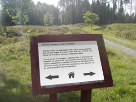 En bild på en informationsskylt vid Stenehed har ändrats för att illustrera hur en e-pappersskylt skulle kunna se ut. Foto: Västgöten / CC BY SA, via Wikimedia Commons, Montage: Staffan Cederborg En bild på en informationsskylt vid Stenehed har ändrats för att illustrera hur en e-pappersskylt skulle kunna se ut. Foto: Västgöten / CC BY SA, via Wikimedia Commons, Montage: Staffan Cederborg