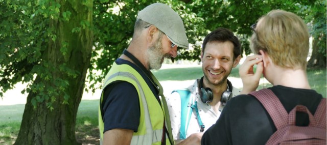 Matt Steinmann (till vänster), arborist, Royal Parks och Josh Kopecek, app-utvecklare vid ECHOES, testar produktionen.