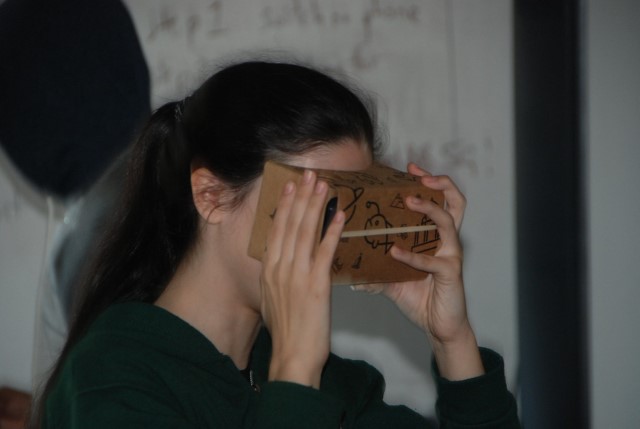 Användare med “Cardboard” VR.