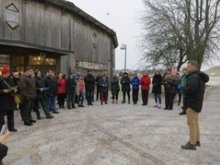 Seminariedeltagare utanför Gamla Uppsala museums entré