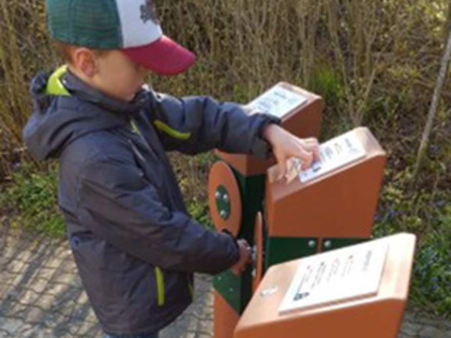 Ljudinstallationer utomhus som drivs med handvred.