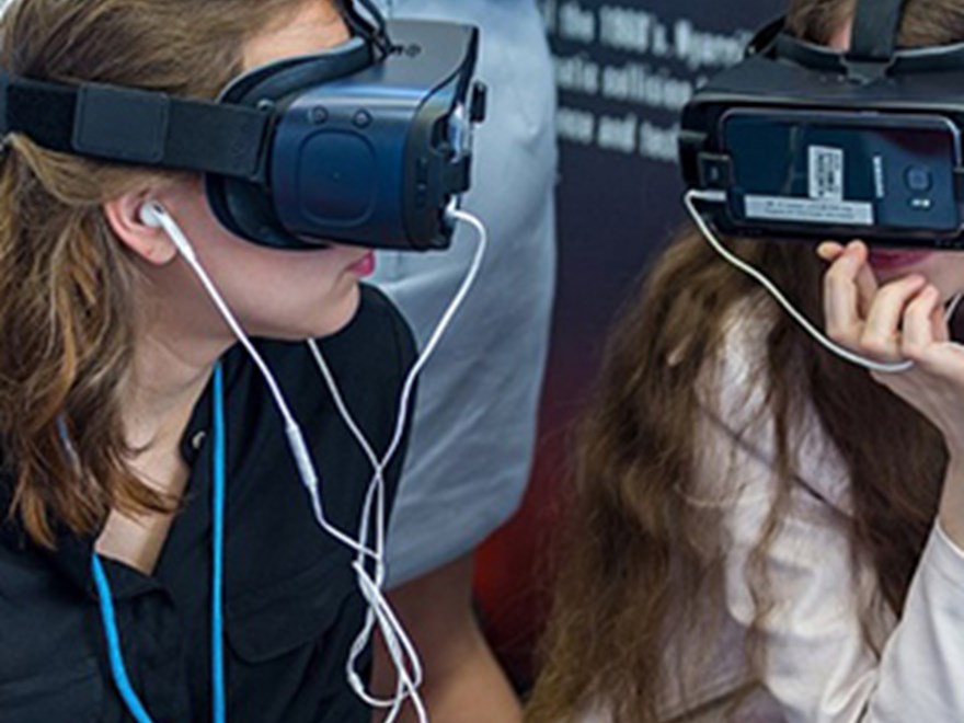 Användare med bärbar VR-lösning vilket utnyttjar smartphone som bildskärm.