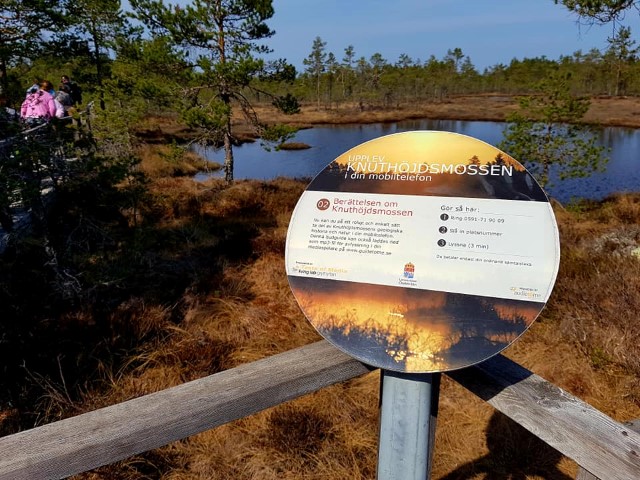 Skylt för uppringd mobiltelefonguide vid Knuthöjdsmossen. 