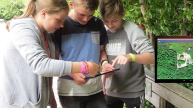 Unga deltagare löser uppgifter med surfplatta och GPS