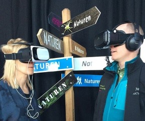Två personer testar VR-glasögon. Foto: CNV