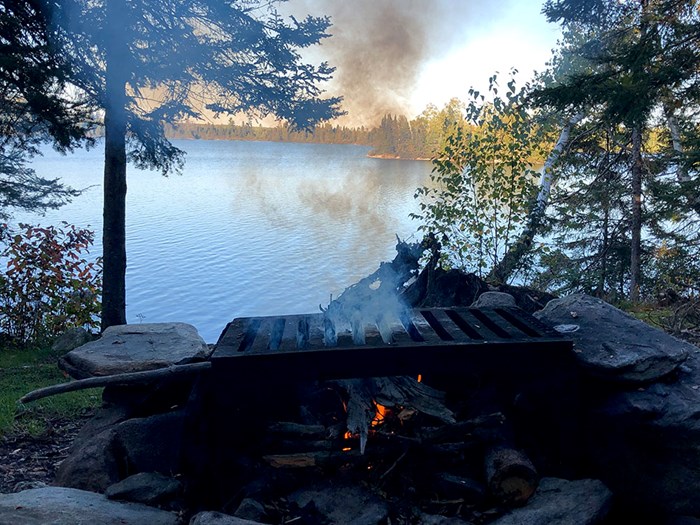 Runt om i Boundary Waters finns det platser som är utsedda för övernattning och matlagning. Det är bara där man får slå upp sitt tält och tända en eld. Vid varje sådan campingplats finns det också en enkel toalett. Foto: Emil V Nilsson
