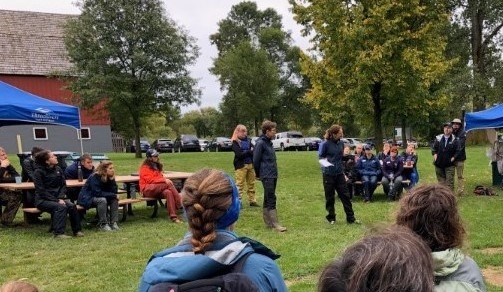 Karolina Vessby och Emelie Runfeldt presenterar Upplandsstiftelsens verksamhet för nästan 80 naturvägledare från Three Rivers Park System. Foto Emil V Nilsson
